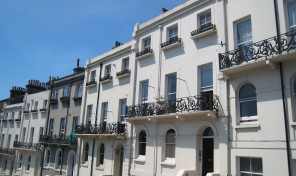 Roundhill Crescent – 2 double bed top floor flat – LET AGREED